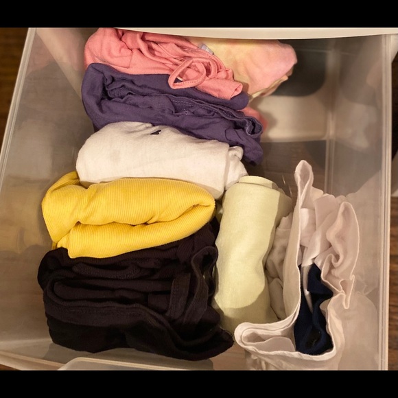 4 tops and 1 necklace mystery bundle - Picture 2 of 5